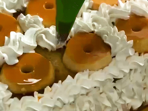 Na febre das fatias, bolo pudim vira obsessão na doceria de Kamila