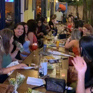 Após viralizar pedindo amigas, Isa lotou bar com mais de 30 mulheres